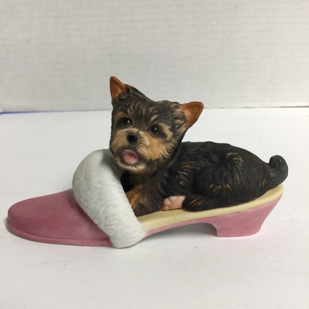 Princeton Gallery VTG 1991 Yorkshire Terrier Laying in Pink Slipper Figurine